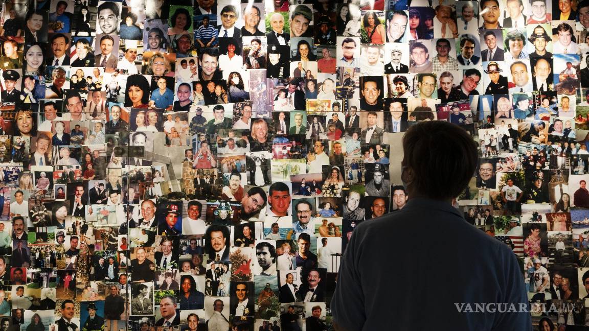 $!Désirée Bouchat, sobreviviente de los ataques del 11S en el World Trade Center, observa las fotografías de los fallecidos en la tragedia en el 9/11 Tribute Museum, el 6 de agosto de 2021, en Nueva York. Aunque el 11S fue una masacre, fue también una historia de supervivencia: casi 3.,000 personas perdieron la vida, pero se estima que al menos 33,000 fueron evacuadas del World Trade Center y del Pentágono. AP/Mark Lennihan