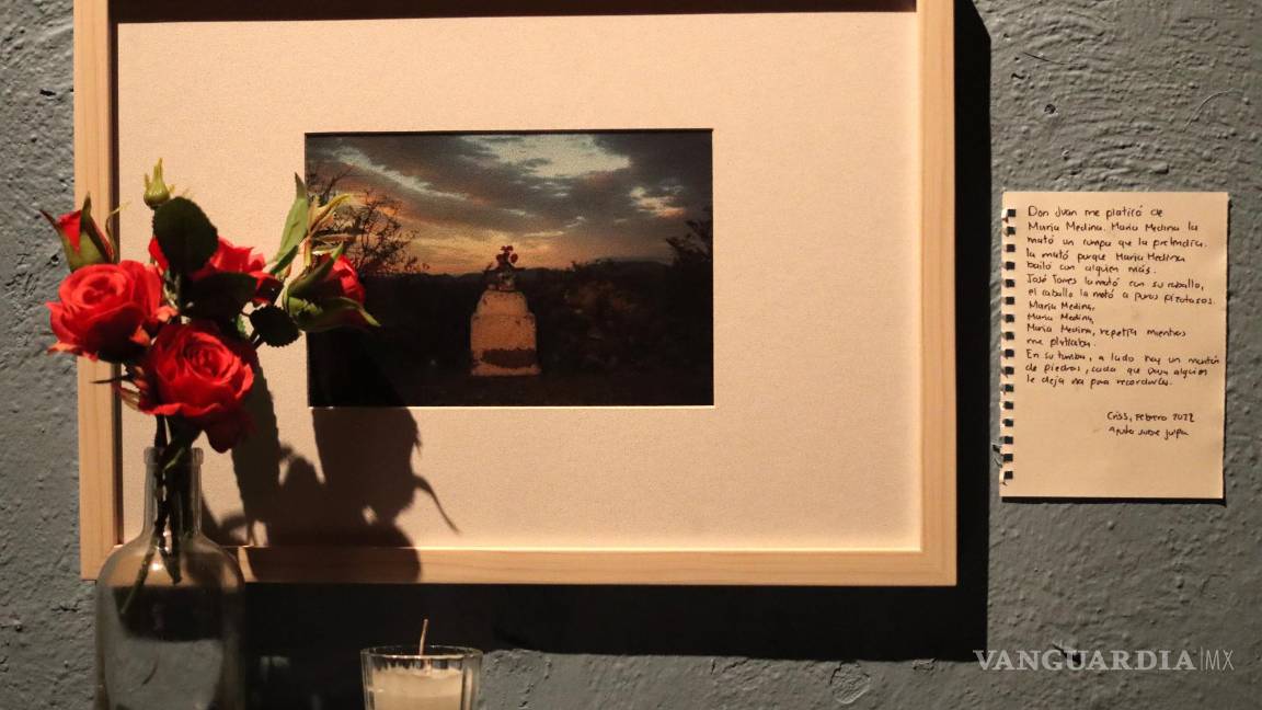 $!02 de marzo del 2022 VMas Ya están en el sistema QUAY con el siguiente nombre Soliloquio Compartido Cerdo Reportero Mauro Marines Inauguración de la exposición “Sololoquio Compartido, Apuntes sobre Jalpa y Salaverna”, realizado por Criss Poulain y Carolina Bollain contando la resistencia de los activistas Juan Gamboa Maldonado de Jalpa y Roberto de la Rosa de Salaverna. 01f aaa. Criss Poulain y Carolina Bollain con el activista Juan Gamboa Maldonado de Jalpa. 02f aaa. Carolina Bollain y Criss Poulain presentaron su exposición “Sololoquio Compartido, Apuntes sobre Jalpa y Salaverna”. 03f aaa. “Hace 10 años aquí sembrábamos peces”, Juan Gamboa Maldonado presa de Jalpa. 04f a. En el primer piso se cuenta la historia de resistencia de Jalpa. 05f a. El segundo piso están las obras de Salaverna inspoiradas en el activista Roberto de la Rosa. 06f a. Sergio Castillo de la Taberna El Cerdo de Babel presentó a las artistas Criss Poulain y Carolina Bollain, y al activista de Jalpa Juan Gamboa Maldonado. 07f a. Criss Poulain y Carolina Bollain hablaron sobre su obra a los asistentes a la Taberna El Cerdo de Babel.