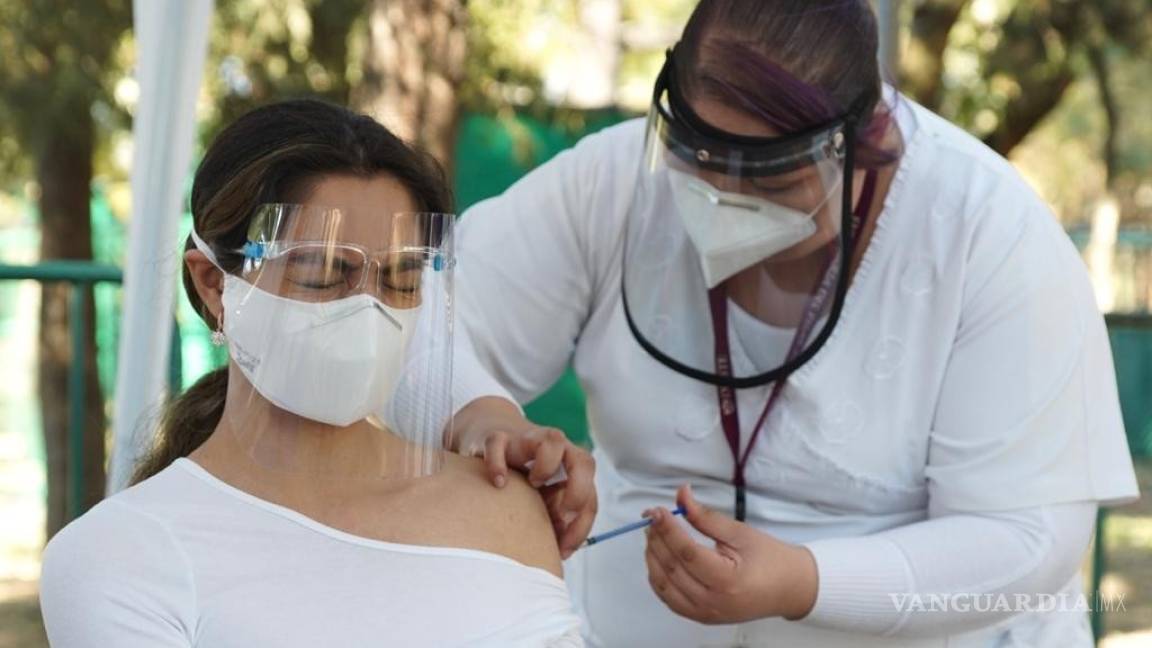 Inoculan a médicos de la Operación Chapultepec
