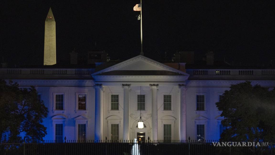 $!La Casa Blanca está iluminada de azul y blanco, los colores de la bandera israelí, para subrayar la solidaridad de Estados Unidos con Israel en Washington.