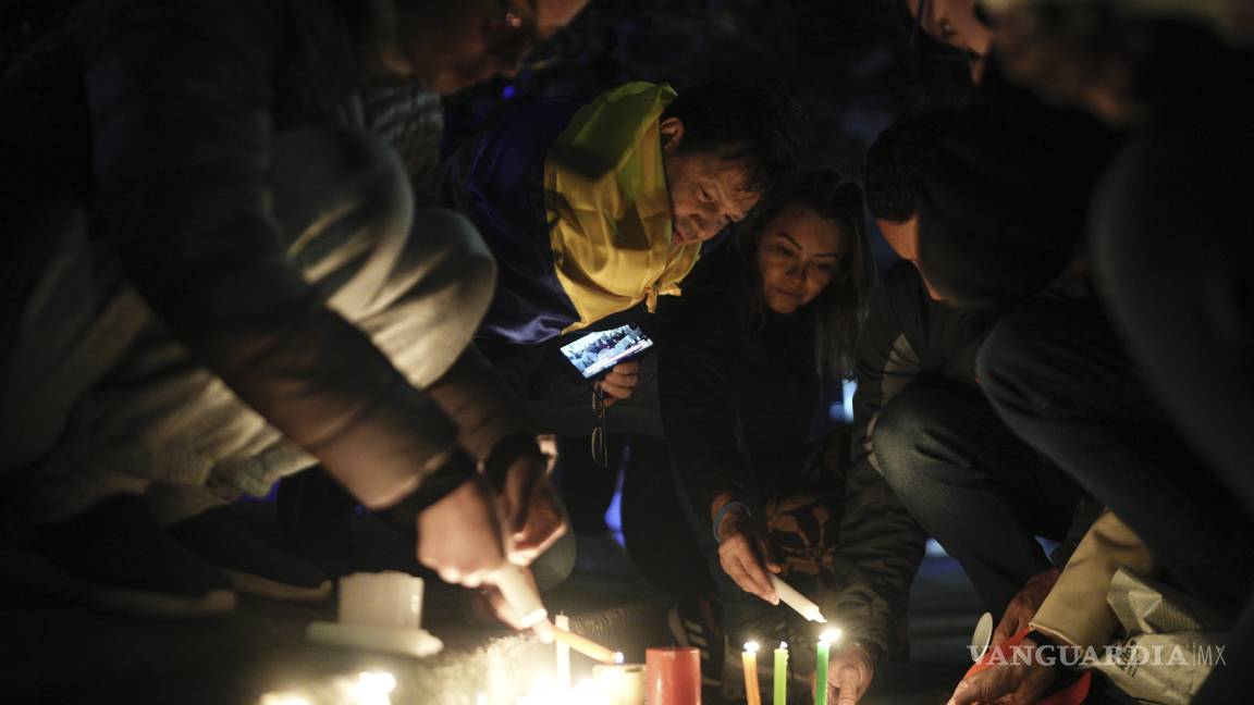 $!Personas encienden velas durante una vigilia frente a un hospital de Santa Fe, donde el senador y candidato presidencial colombiano Miguel Uribe Turbay recibe atención médica.