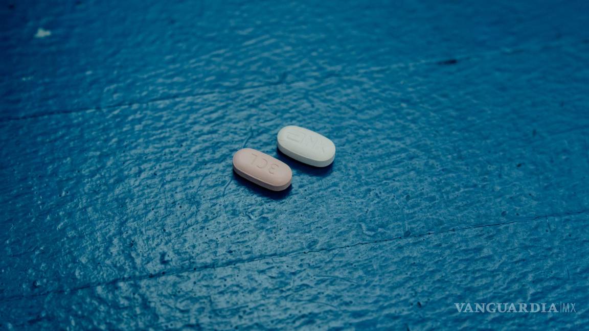 $!Dos píldoras utilizadas en el tratamiento antiviral Paxlovid, en una farmacia en Greenbelt, Maryland.