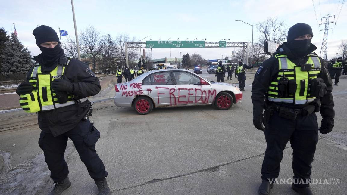 Policía canadiense desaloja el bloqueo del puente Ambassador