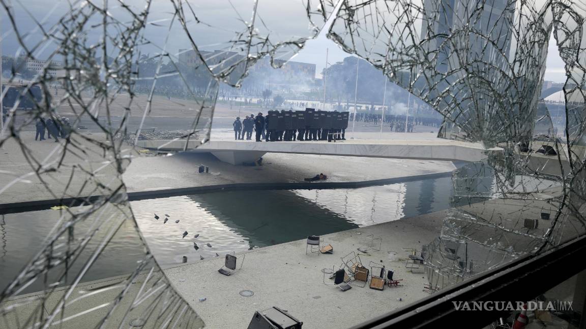 $!Policía al otro lado de una ventana rota por partidarios de Jair Bolsonaro, tras irrumpir en el palacio presidencial de Planalto en Brasilia, el 8 de enero de 2023.