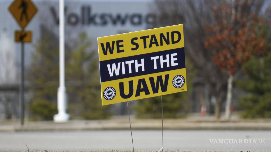 $!Un cartel que dice “Apoyamos a la UAW” está colocado afuera de la planta de Volkswagen en Chattanooga, Tennessee.