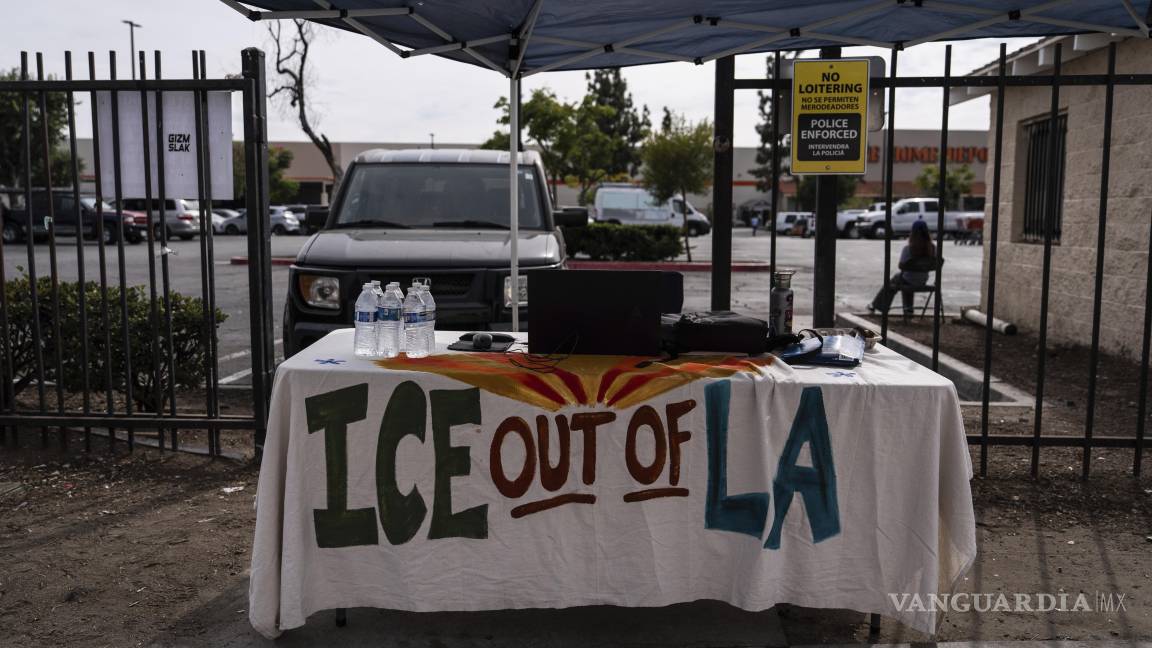 $!Una mesa cubierta con un mantel que dice “¡Fuera ICE de Los Ángeles!” en un centro de empleo para trabajadores eventuales, frente a una tienda de Home Depot.