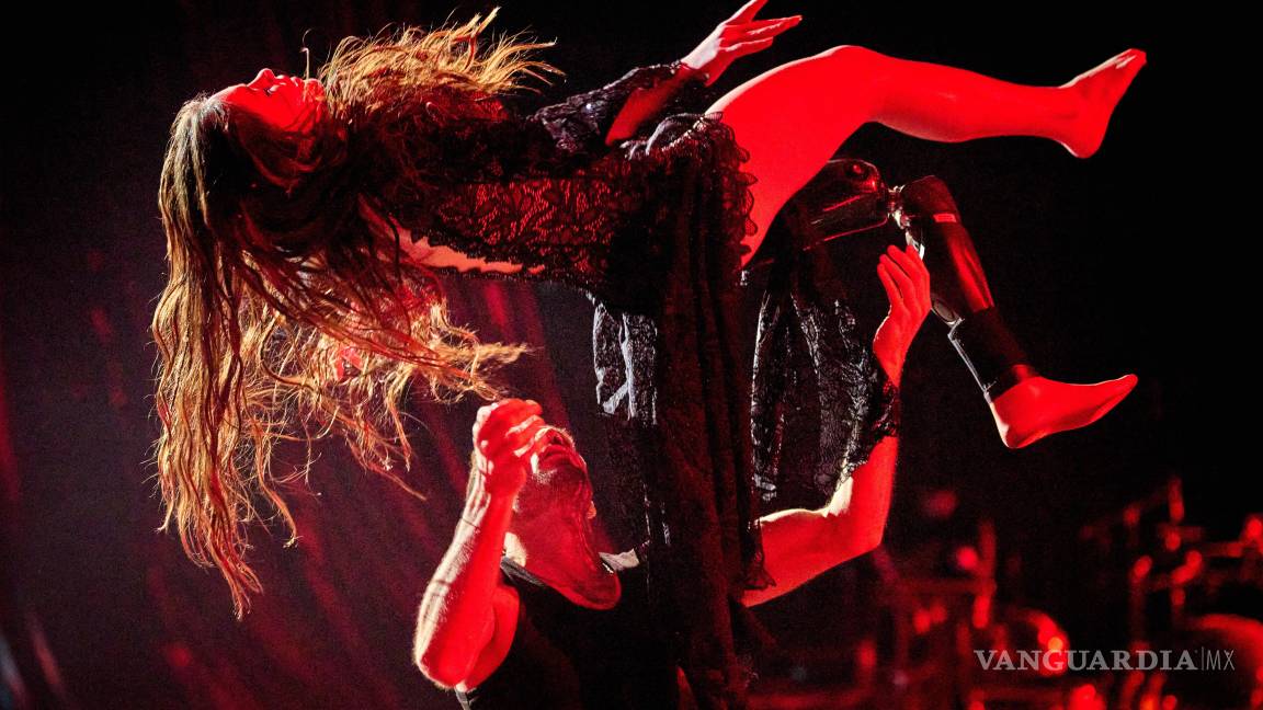 $!La soldado voluntaria Ruslana Danilkina y el coreógrafo Pavlo Semakin durante el rodaje del programa de televisión navideño “Dancing with the Stars” en Kiev.