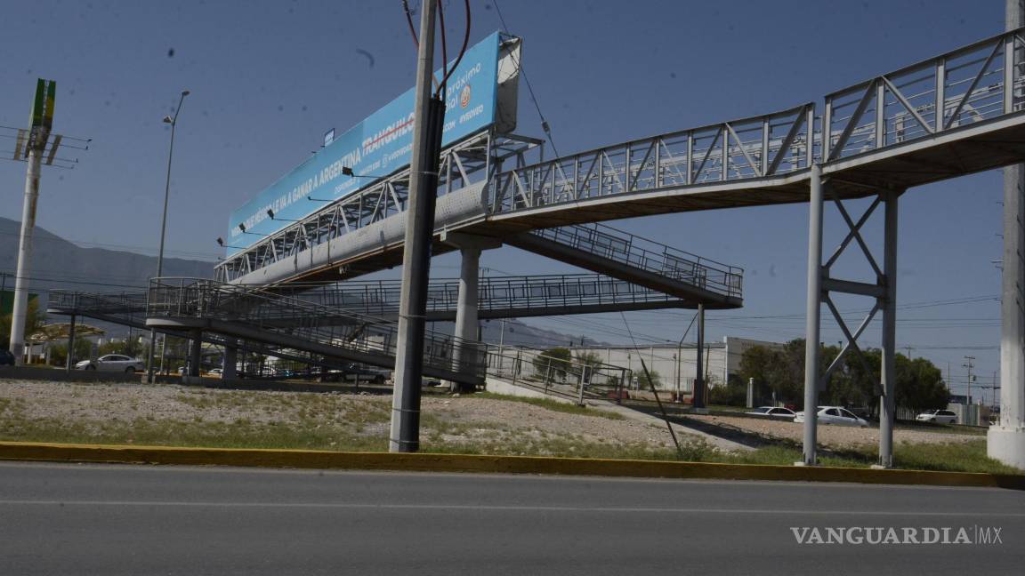 $!Los peatones temen un accidente al usar este puente.