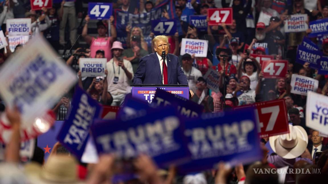 $!El candidato presidencial republicano Donald J. Trump habla en un mitin electoral en el Desert Diamond Arena en Glendale, Arizona