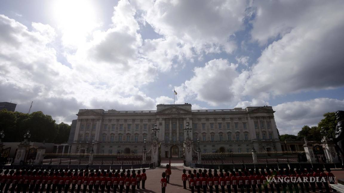 $!Miembros de la Guardia de Coldstream se reúnen frente al Palacio de Buckingham antes de la procesión para llevar el cuerpo de la reina Isabel II a Westminster Hall.