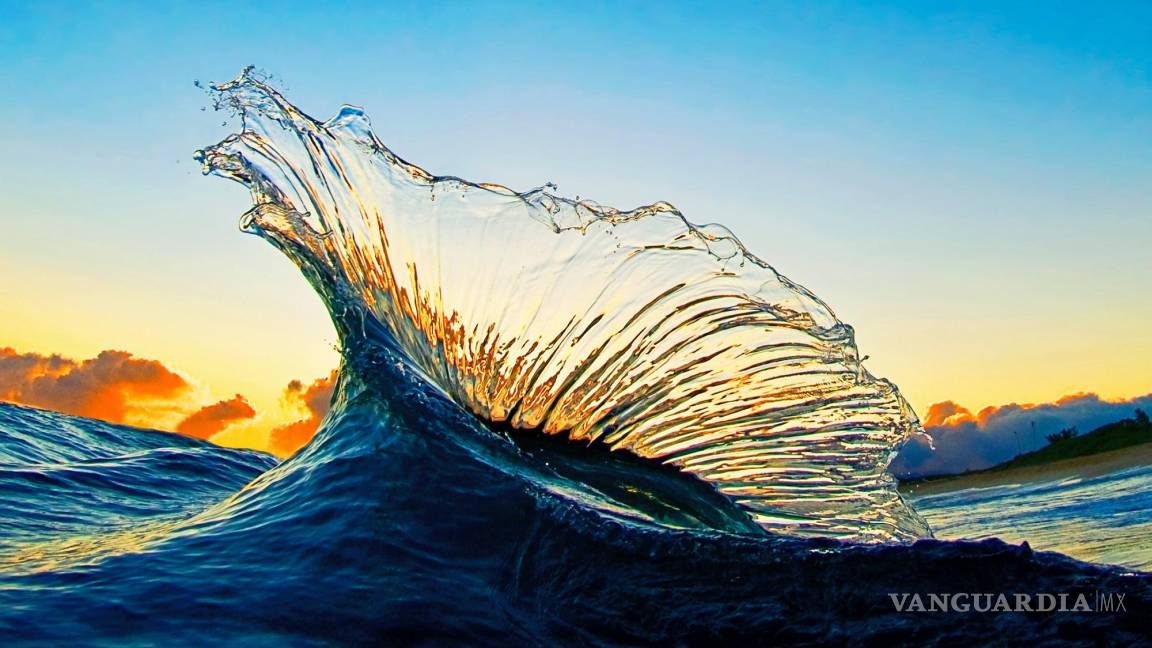 Clark Little encuentra el arte en las más poderosas y peligrosas olas en el mundo