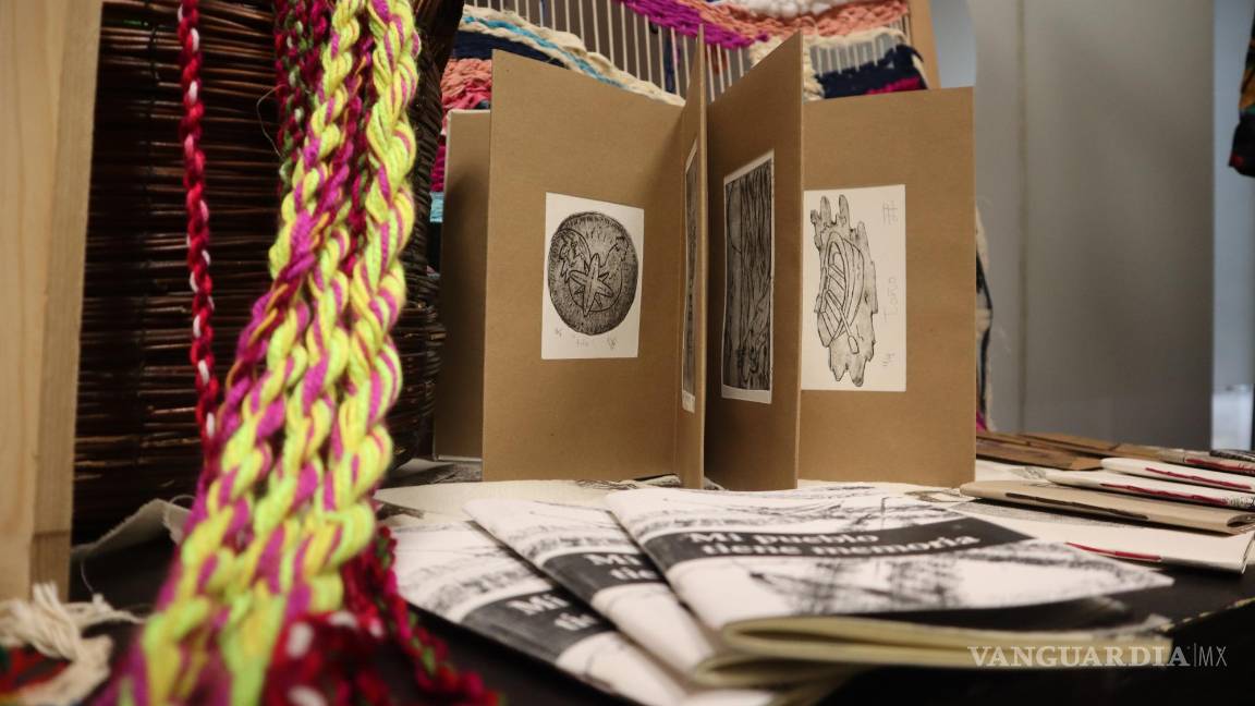$!El cuaderno tendrá elementos de grabado y textil al final del taller.