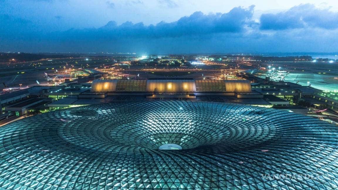 $!Aeropuerto Internacional de Changi en Singapur deja volar… la imaginación, tiene la cascada interior más alta del mundo
