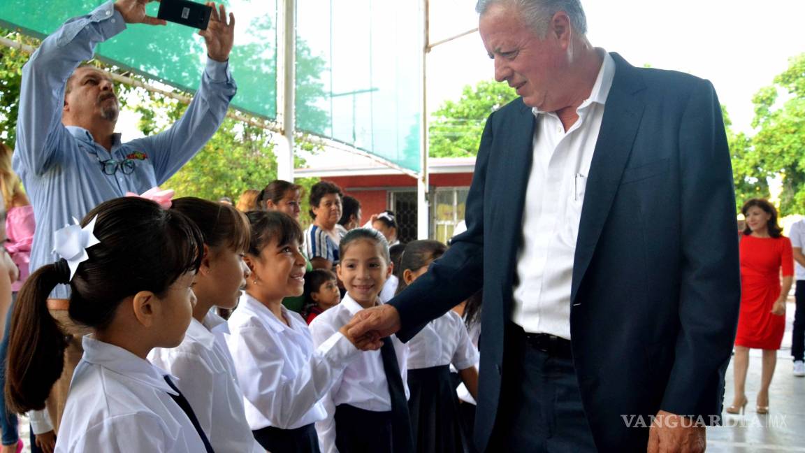 $!Alcalde de Torreón entrega cisterna a la primaria Habib Estéfano