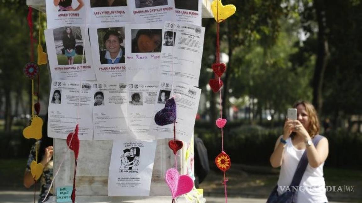 Mujeres mexicanas tejen corazones para recordar a jóvenes asesinadas