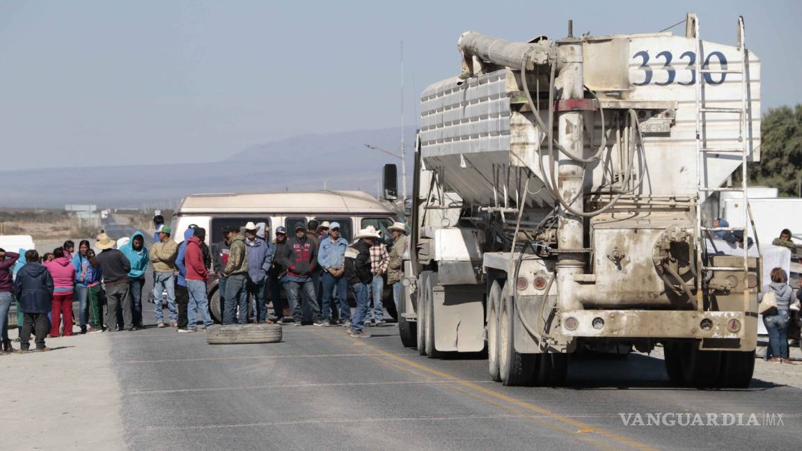 $!Caos por 6 horas en autopista de Coahuila; 200 campesinos bloquean vías para exigir cierre de basurero tóxico