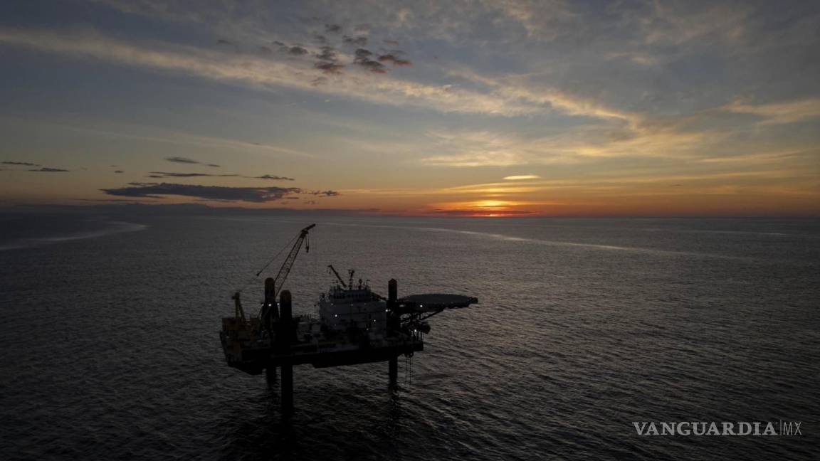 $!El sol se pone detrás de la plataforma del Liftboat Robert, sede de la Expedición 501, una expedición de investigación global que busca agua dulce, en el Atlántico Norte.