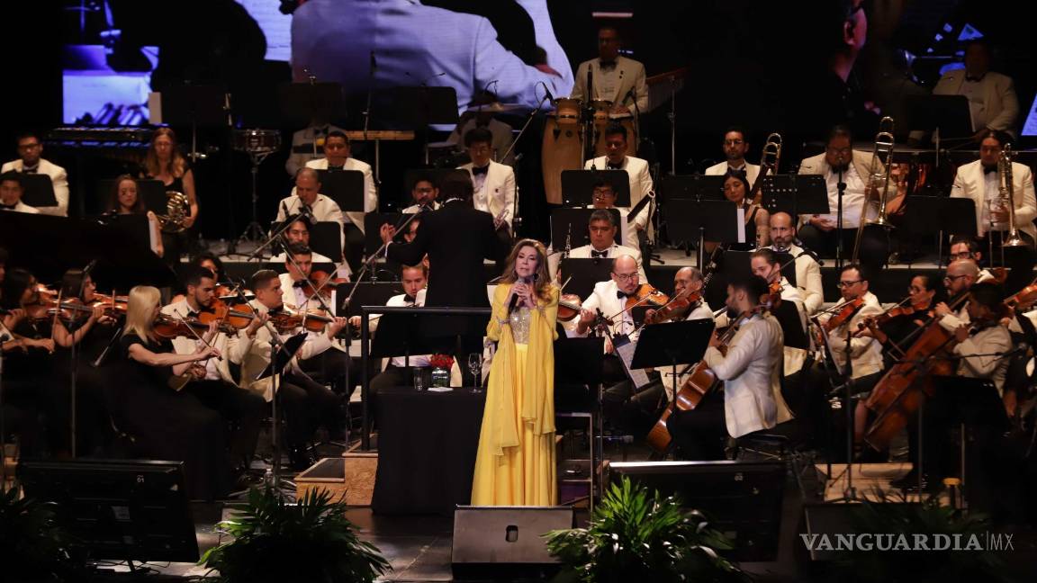 $!Pineda estuvo acompañada por la Orquesta Filarmónica del Desierto.