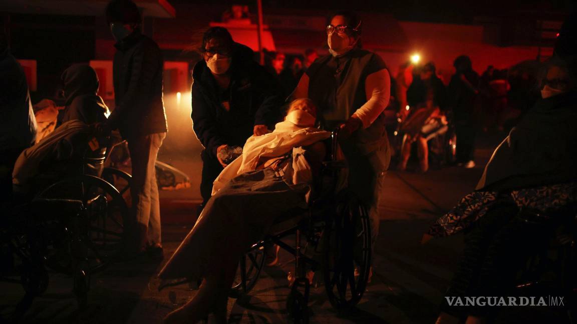 $!Los residentes de un centro para personas mayores son evacuados a medida que se acerca el incendio Eaton el martes 7 de enero de 2025 en Altadena, California.