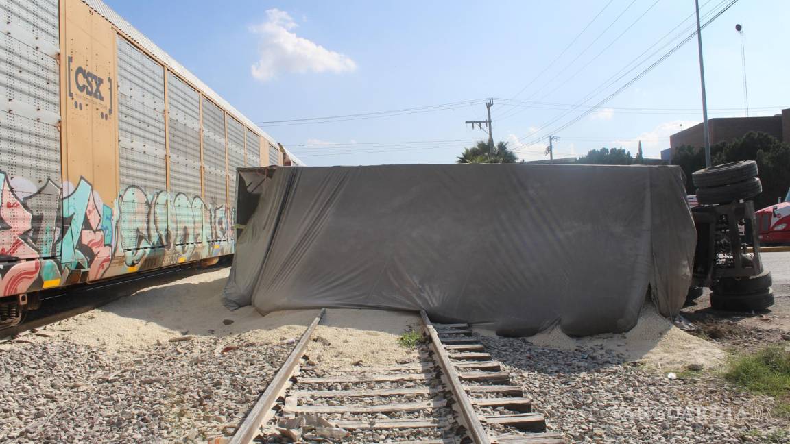 Locomotora embiste y vuelca a tráiler que se le atravesó en Saltillo (VIDEO)