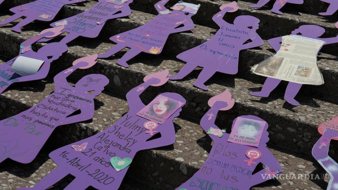 $!CIUDAD DE MÉXICO, 26JUNIO2024.- Varios carteles fueron puestos en las escaleras de la sede del Poder Judicial Federal de San Lázaro durante la manifestación convocada por madres de víctimas de feminicidio para que se les niegue el amparo a los feminicidas de sus hijas de y para pedir justicia. FOTO: ALICE MORITZ/CUARTOSCURO.COM FOTO: ALICE