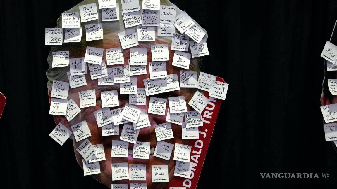 $!Una imagen del expresidente Donald Trump cubierta con mensajes escritos en notas adhesivas se muestra en una exhibición titulada “Di lo que quieras”.