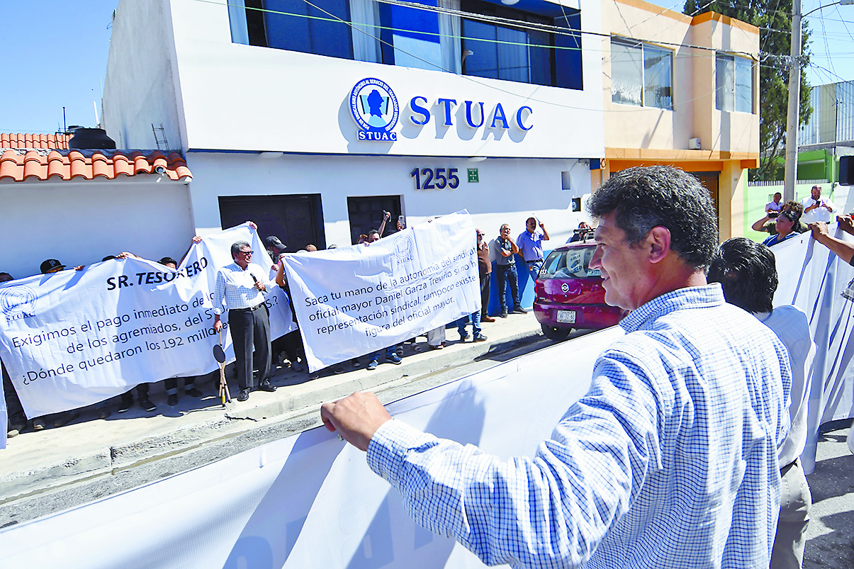 $!Se enfrentan violentamente grupos antagónicos en disputa de la titularidad del Sindicato de la Universidad Autónoma de Coahuila