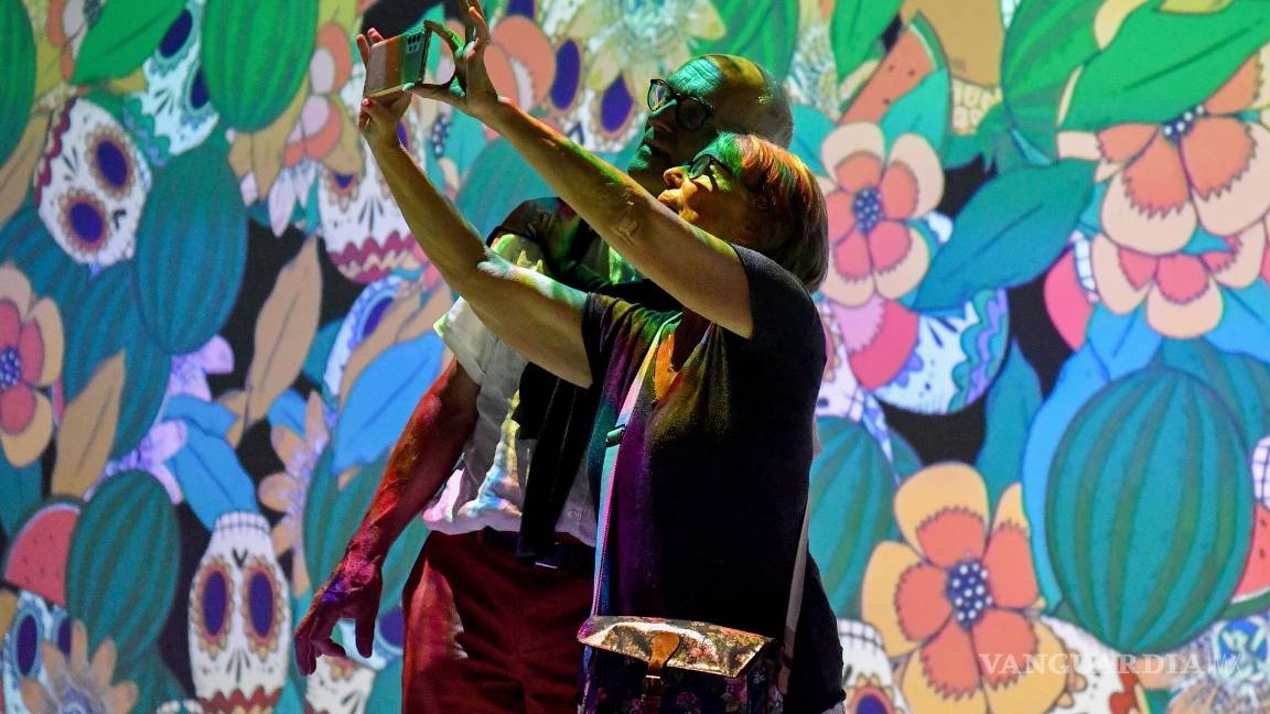 $!Visitantes ven obras de arte en vivo durante la inauguración de Frida Kahlo: The Life of an Icon, como parte del Festival de Sydney 2023, en Sydney, Australia.