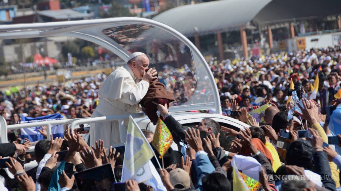 Papa pide perdón en misa multitudinaria a pueblos indígenas excluidos de América