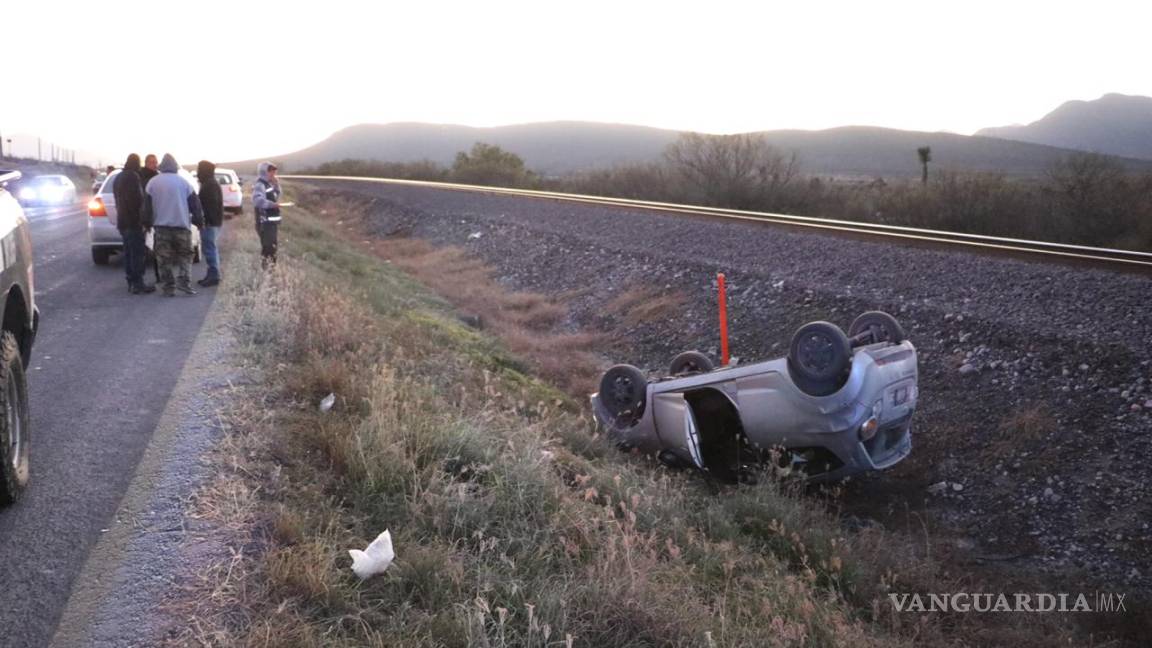 Automovilista pierde el control por ir a exceso de velocidad y vuelca en carretera de Saltillo