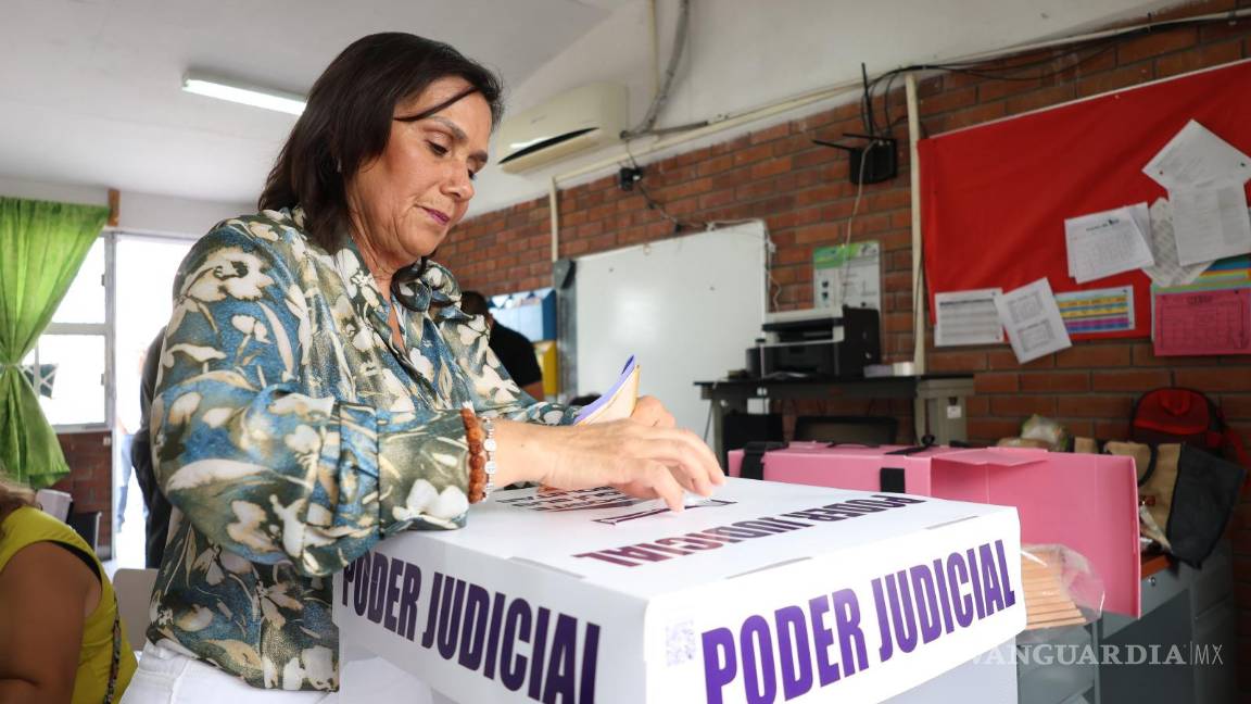 $!Liliana Salinas, madre del gobernador Manolo Jiménez, votó en la elección judicial y reconoció la complejidad de las boletas, pero destacó la importancia de cumplir con el deber ciudadano y apoyar el proceso.