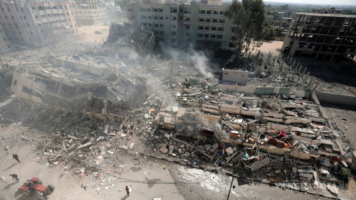 $!Vista de edificios destruidos tras ataques aéreos israelíes en Ciudad de Gaza, el jueves 19 de octubre de 2023.