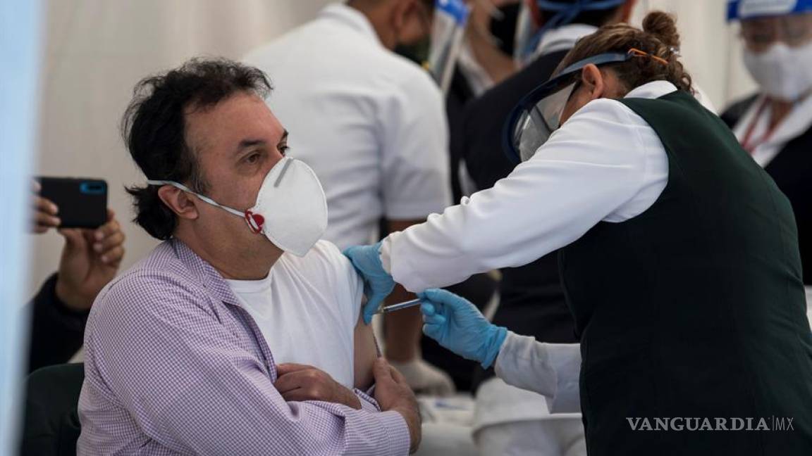 Cuestionan que funcionarios se apliquen vacuna COVID-19 en Coahuila; Salud defiende el proceso