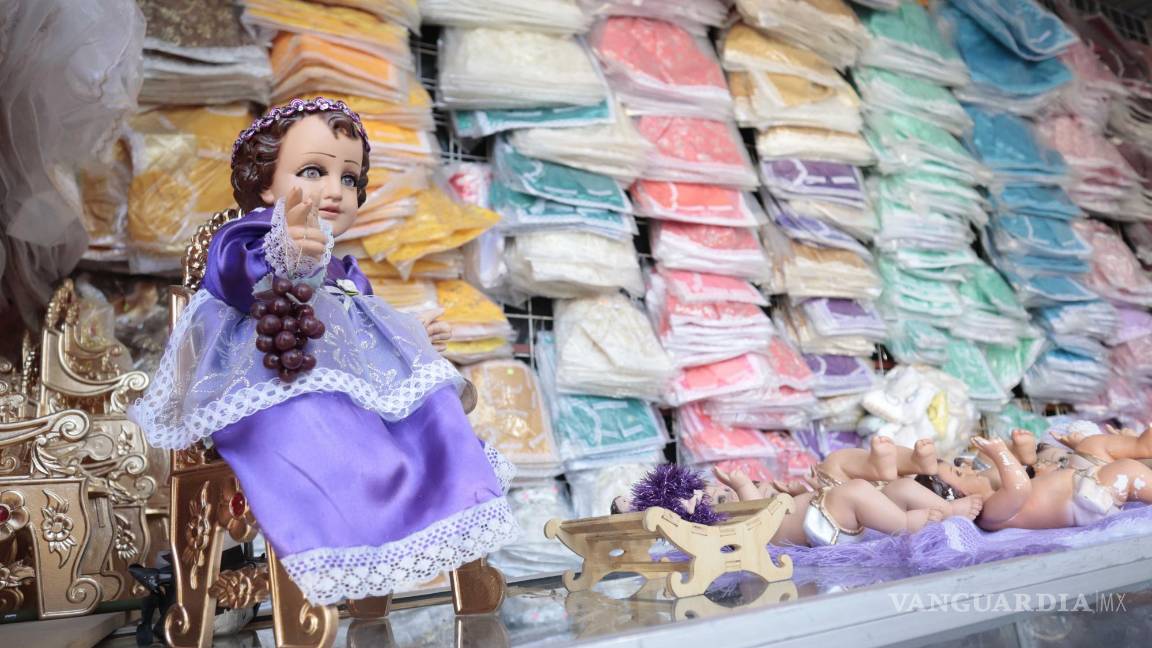 $!Las familias saltillenses acostumbran organizar un rosario, donde “levantan” al Niño Dios del portal de Belén bajo el pino y lo colocan en una charola rodeado de bombones y chocolates. FOTO: HOMERO SÁNCHEZ