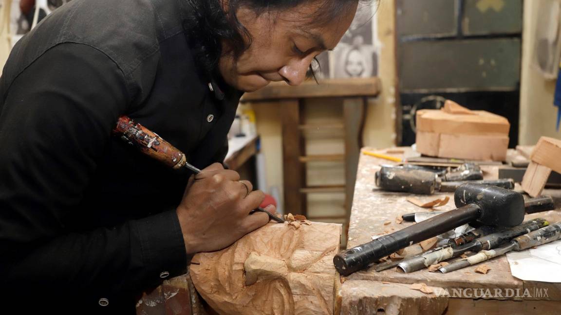 $!ACOMMPAÑA CRÓNICA: MÉXICO CARNAVAL MEX5401. PUEBLA (MÉXICO), 20/02/2022.- Fotografía del 16 de febrero de 2022 que muestra al escultor Adrián Becerra mientras trabaja en su taller de máscaras talladas en madera artesanal, en la ciudad de Puebla (México). Adrián Becerra es un artesano que lleva décadas creando máscaras de madera que son utilizadas este febrero en los carnavales de los huehues del estado mexicano de Puebla, una tradición centenaria que reivindica el sincretismo indígena y español. EFE/ Hilda Ríos