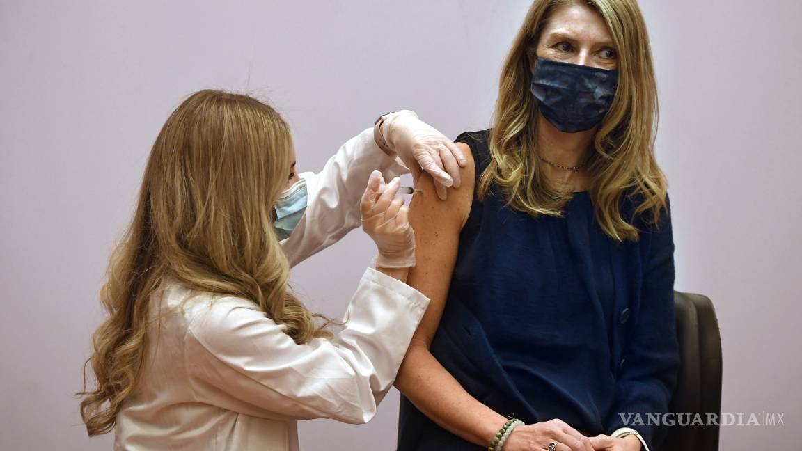 Dan a mujeres peores efectos secundarios tras recibir vacuna