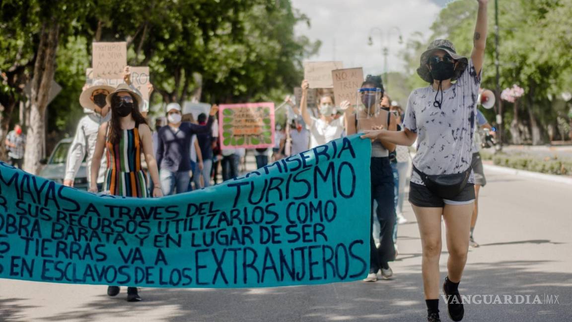 Activistas marchan contra Tren Maya en Yucatán