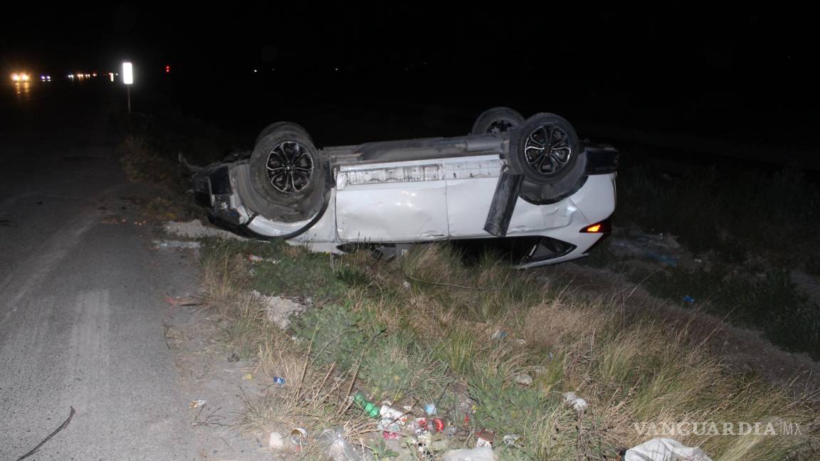 Camión invade carril y hace volcar a automovilista, en la carretera a Zacatecas