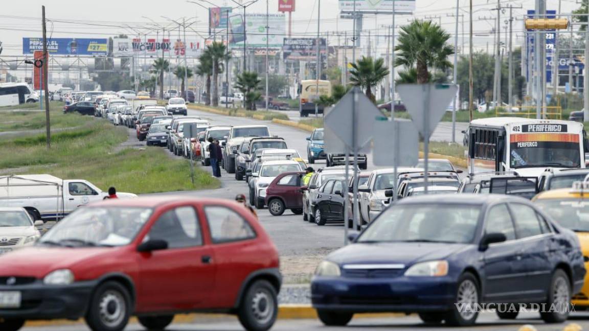 Jóvenes hacen fila kilométrica para recibir vacuna contra COVID en UAdeC, Arteaga