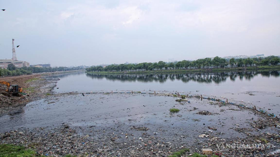$!Envoltorios de plástico, botellas y residuos son la imagen habitual de buena parte de los ríos que surcan la India.
