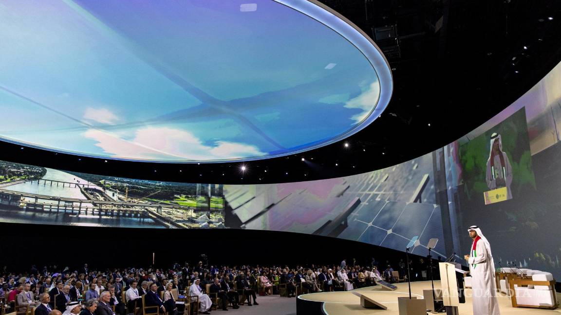 $!El Dr. Sultan Ahmed Al Jaber, presidente designado de la COP28 y ministro de Industria y Tecnología Avanzada de los EAU, habla en la COP28, en Dubái