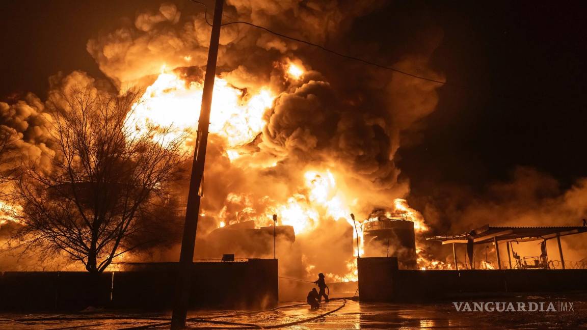 $!Los bomberos extinguen un incendio después de un ataque ruso a un barrio residencial en Kharkiv, Ucrania, el sábado 10 de febrero de 2024.