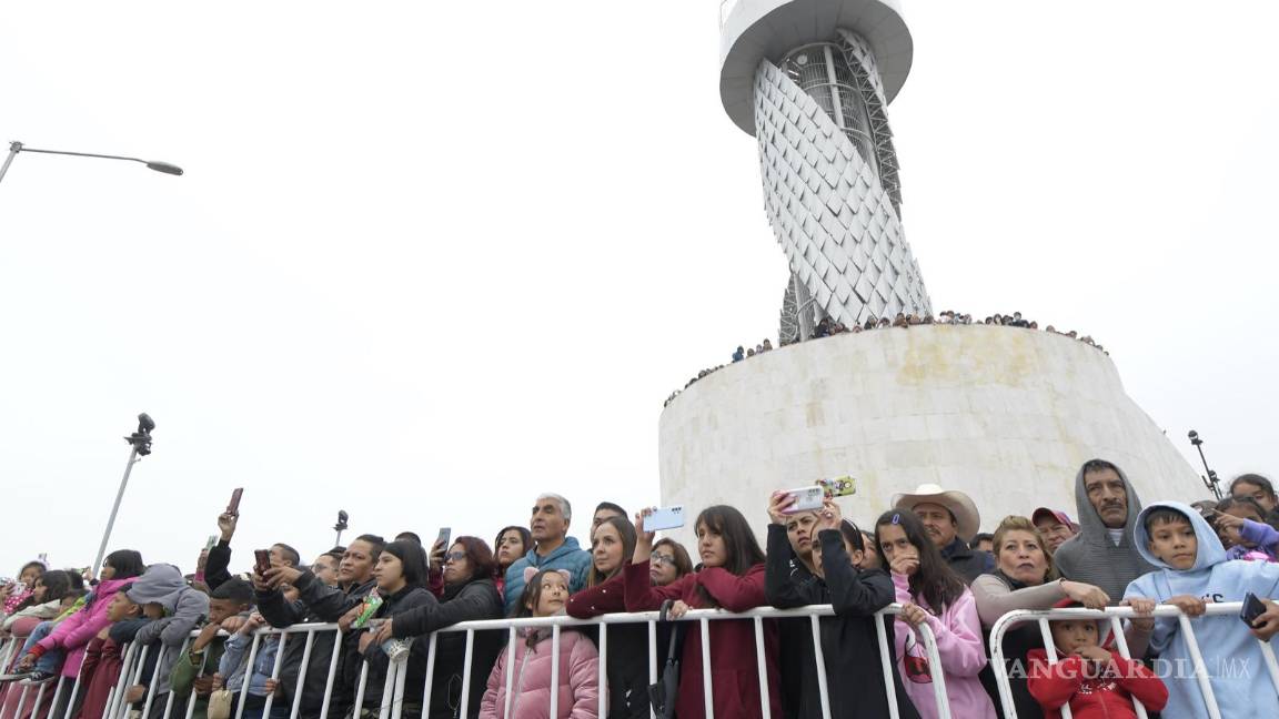 $!Los asistentes tomaron fotografías y videos durante la representación del viacrucis.