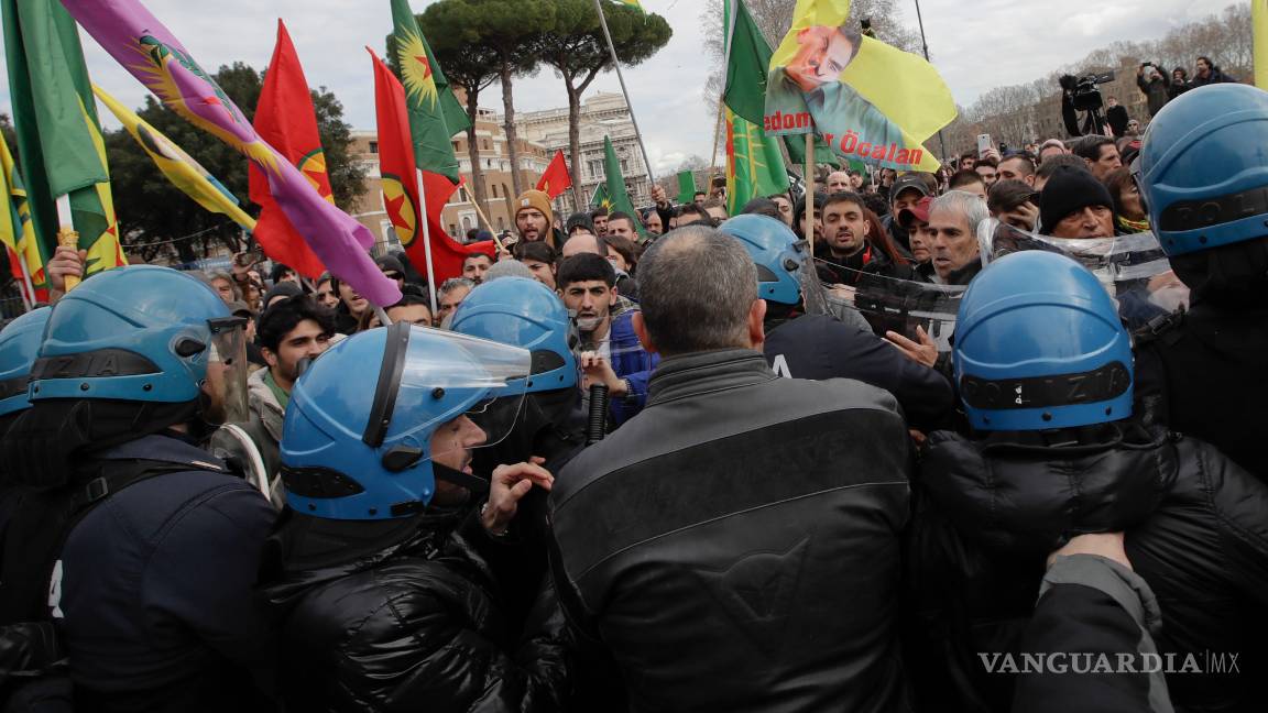 $!Protestas y enfrentamientos por el encuentro de Erdogan y el Papa Francisco en Roma