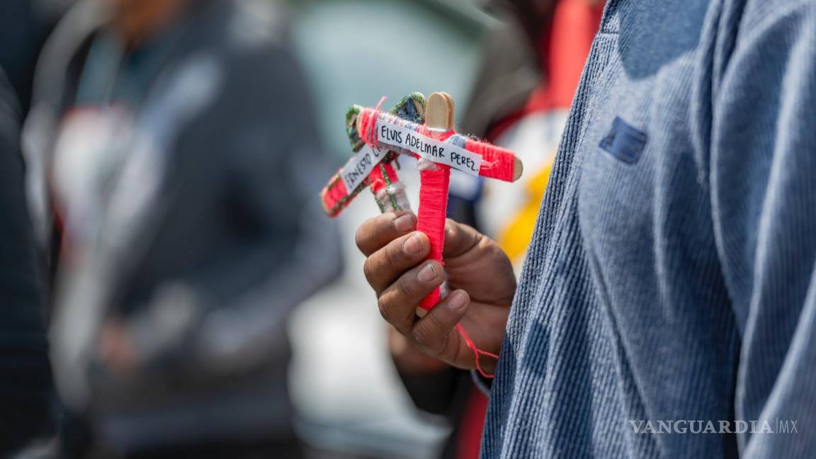 $!Este Vía Crucis también estuvo dedicado a las 39 personas migrantes que murieron en el incendio de la Estación Migratoria de Ciudad Juárez.