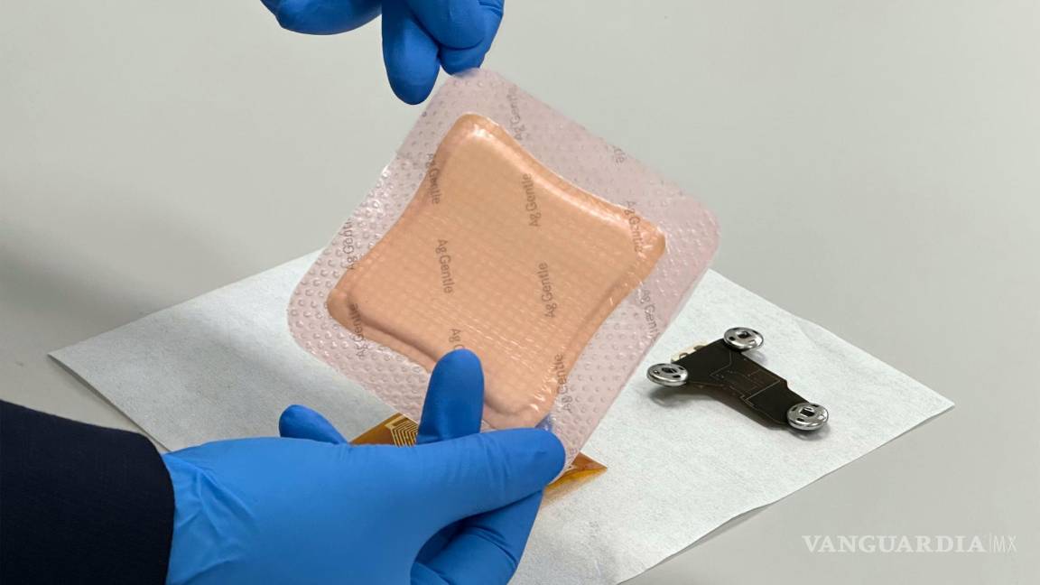 $!Vendaje autoadhesivo (primer plano) que forma parte del dispositivo ECG.