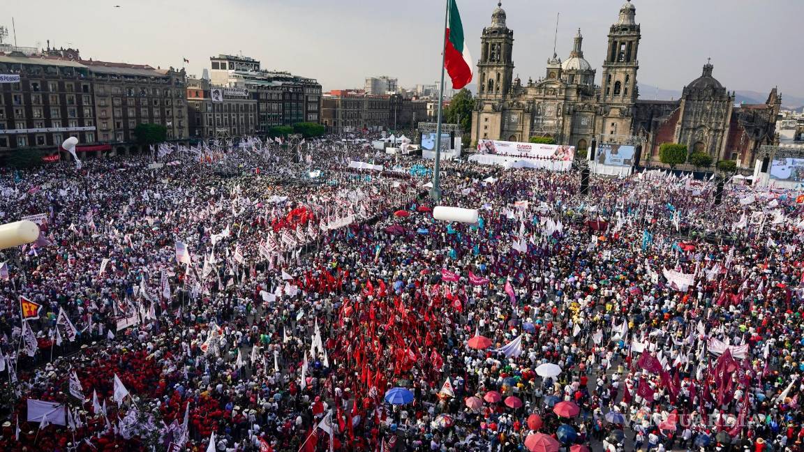 $!Simpatizantes de la candidata presidencial Claudia Sheinbaum se agolpan en el Zócalo, frente a la Catedral en la Ciudad de México.