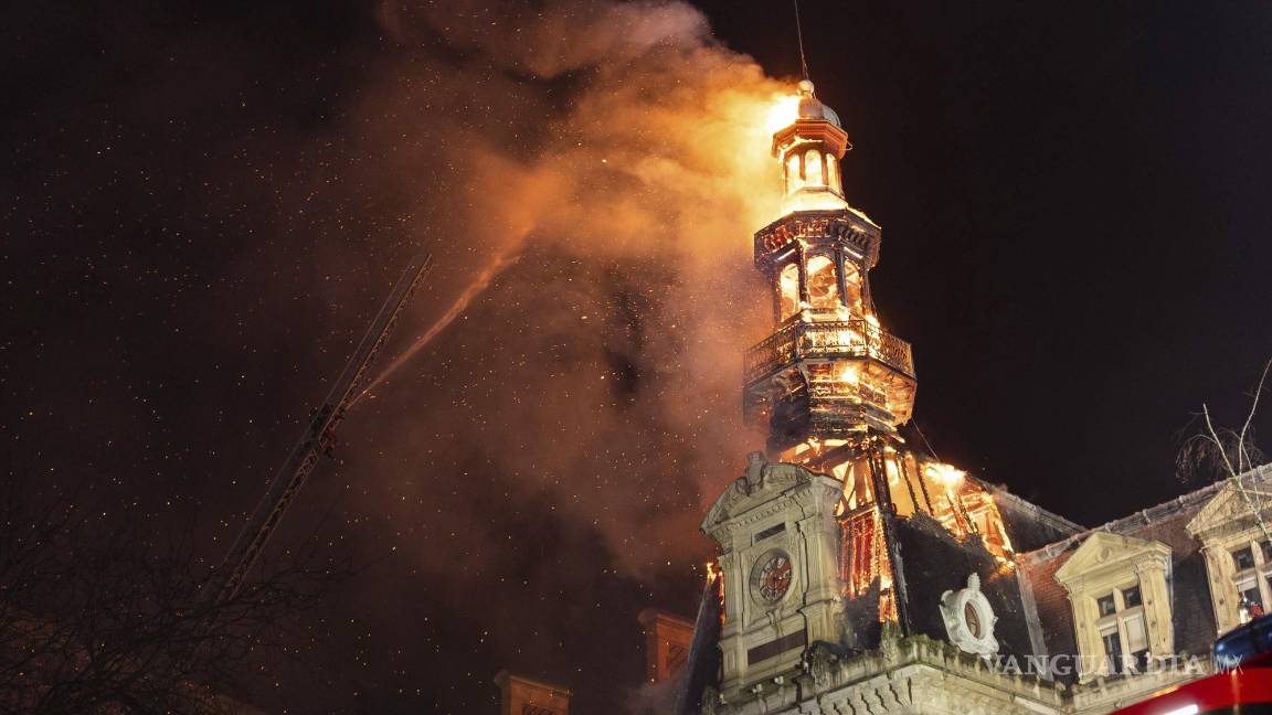 ¡Incendio en París! Llamas consumen antiguo edificio del siglo 19