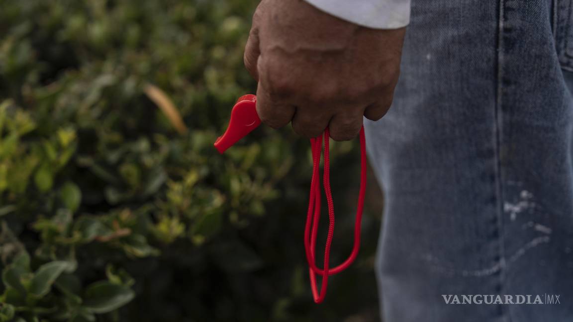 $!Un trabajador eventual con un silbato espera trabajo en el estacionamiento de una tienda Home Depot en la zona de Van Nuys, en Los Ángeles.