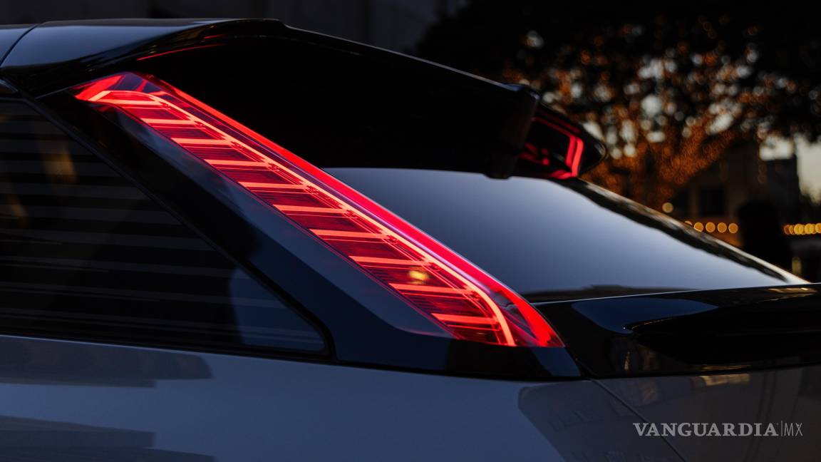 $!Luces traseras de la Cadillac OPTIQ, que combinan elegancia y eficiencia aerodinámica, reflejando la modernidad de este SUV eléctrico.